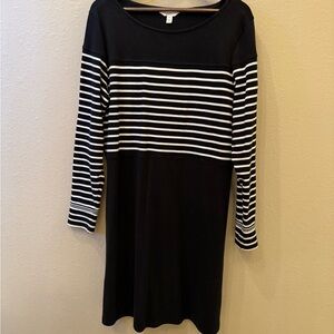 Black and white bracelet sleeve dress with an a-line skirt. Flattering!